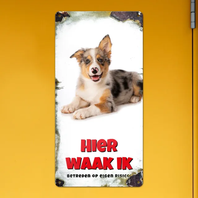 Gozi Hier waak ik hond metalen bord 20x40cm persoonlijk