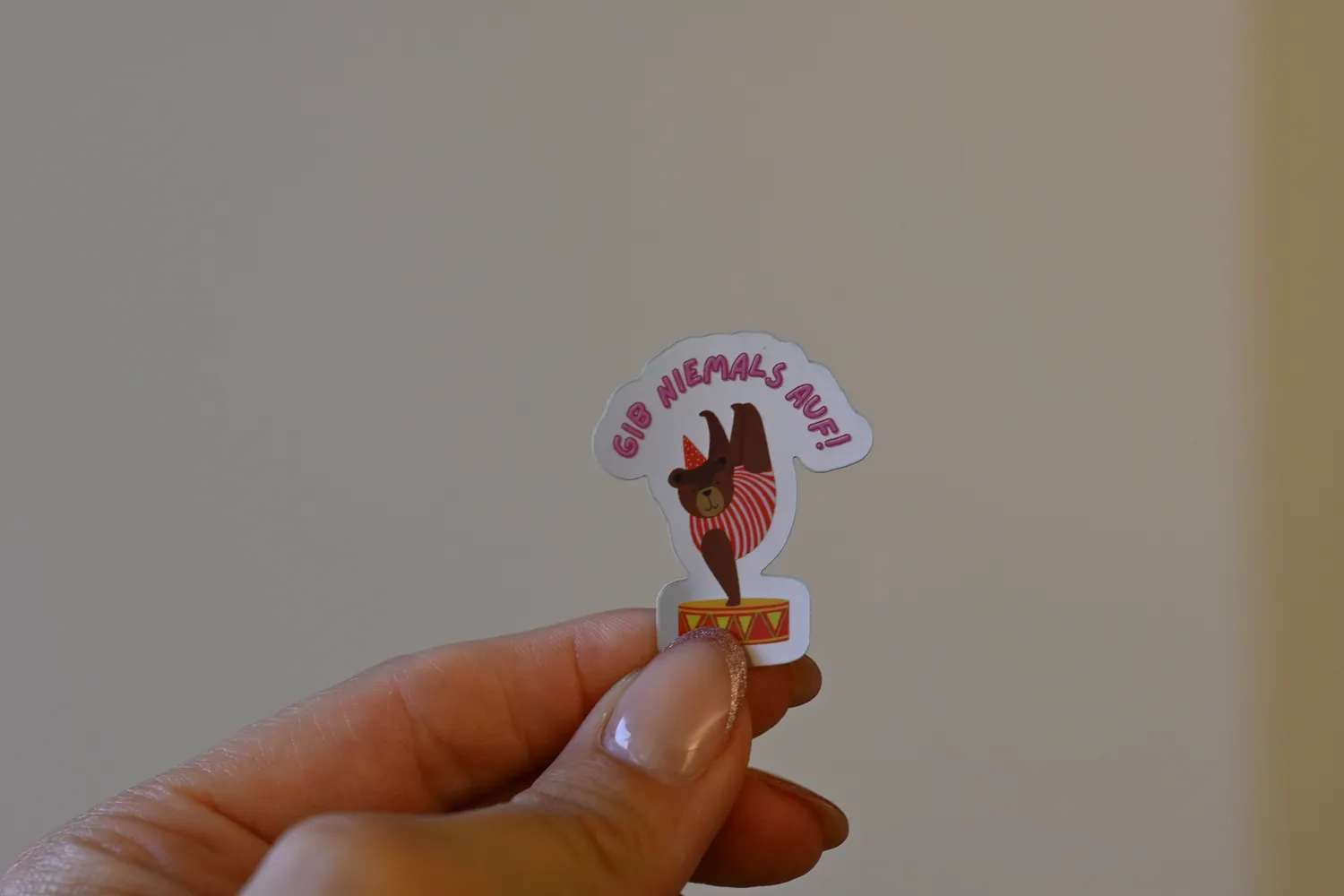 Lilly Braun Gib Niemals Auf sticker holografisch